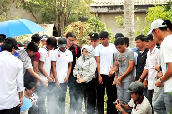 nguoi-me-nghen-ngao-tien-hau-ve-phuoc-tho-ve-voi-dat-11