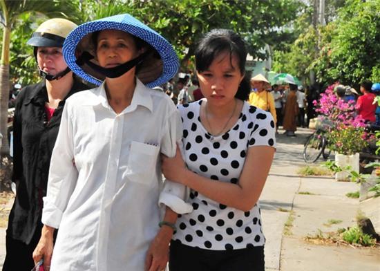 nguoi-me-nghen-ngao-tien-hau-ve-phuoc-tho-ve-voi-dat-1