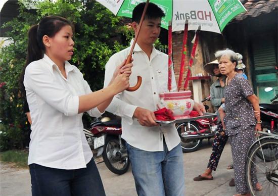 nguoi-me-nghen-ngao-tien-hau-ve-phuoc-tho-ve-voi-dat-2