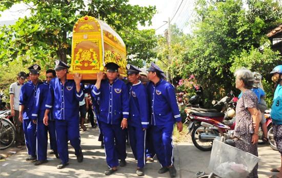 nguoi-me-nghen-ngao-tien-hau-ve-phuoc-tho-ve-voi-dat-3