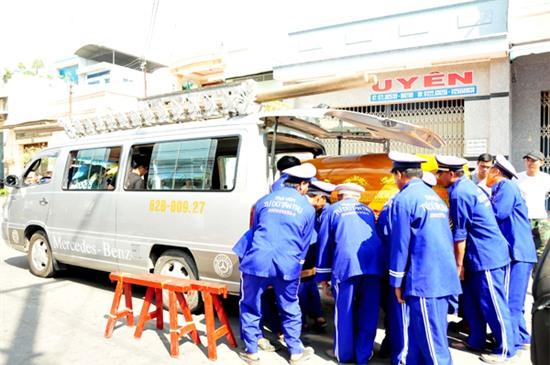 nguoi-me-nghen-ngao-tien-hau-ve-phuoc-tho-ve-voi-dat-4