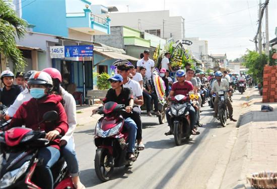 nguoi-me-nghen-ngao-tien-hau-ve-phuoc-tho-ve-voi-dat-6