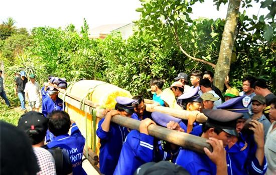 nguoi-me-nghen-ngao-tien-hau-ve-phuoc-tho-ve-voi-dat-8