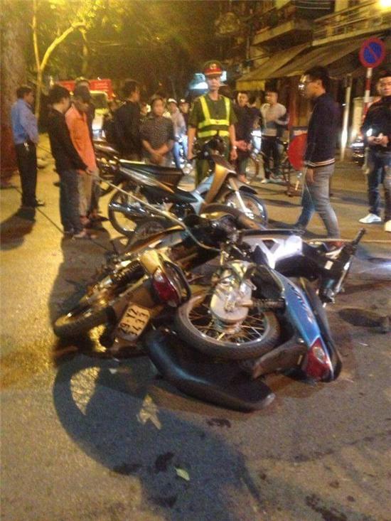 Hà Nội: Nghi vấn nhóm thanh niên đua xe gây tai nạn trong đêm - Ảnh 2.