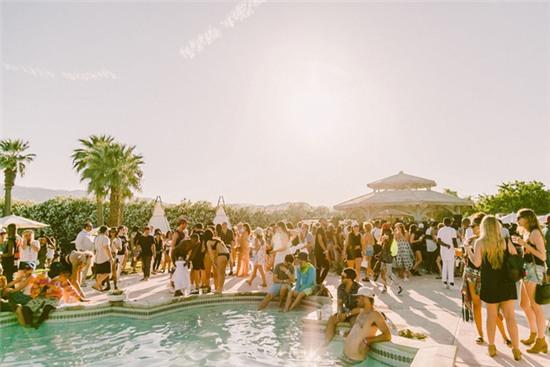 Muốn gặp những cô nàng sexy và hot nhất nước Mỹ, cứ đến tiệc bể bơi của Coachella! - Ảnh 1.