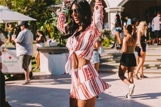 Muốn gặp những cô nàng sexy và hot nhất nước Mỹ, cứ đến tiệc bể bơi của Coachella! - Ảnh 12.