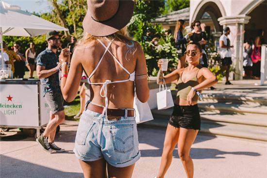 Muốn gặp những cô nàng sexy và hot nhất nước Mỹ, cứ đến tiệc bể bơi của Coachella! - Ảnh 13.