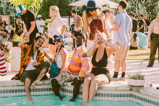 Muốn gặp những cô nàng sexy và hot nhất nước Mỹ, cứ đến tiệc bể bơi của Coachella! - Ảnh 2.
