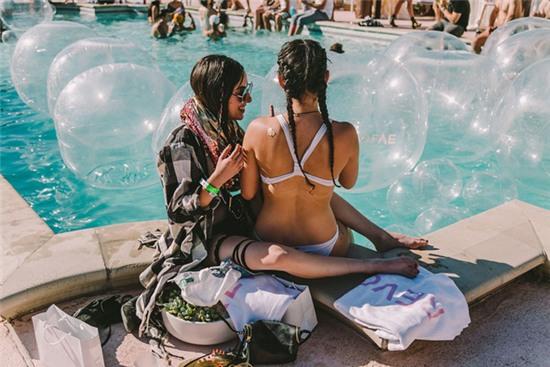 Muốn gặp những cô nàng sexy và hot nhất nước Mỹ, cứ đến tiệc bể bơi của Coachella! - Ảnh 6.