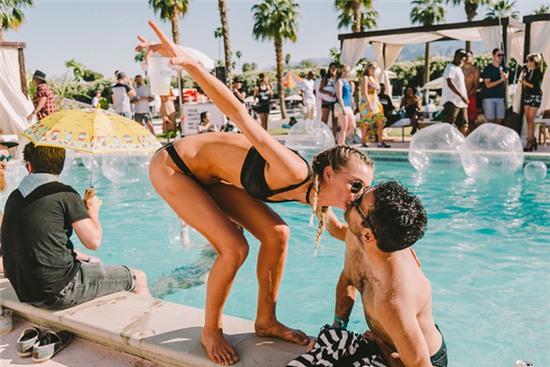 Muốn gặp những cô nàng sexy và hot nhất nước Mỹ, cứ đến tiệc bể bơi của Coachella! - Ảnh 8.