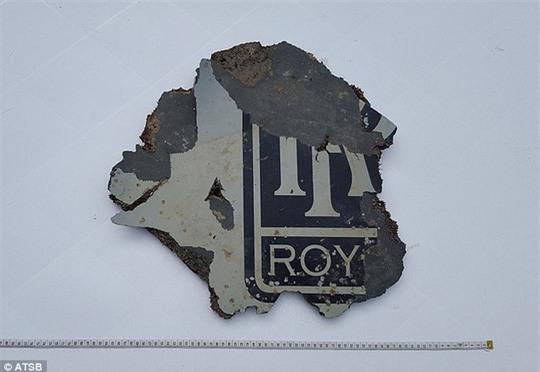 Mảnh vỡ có in logo Rolls Royce. Ảnh: ATSB