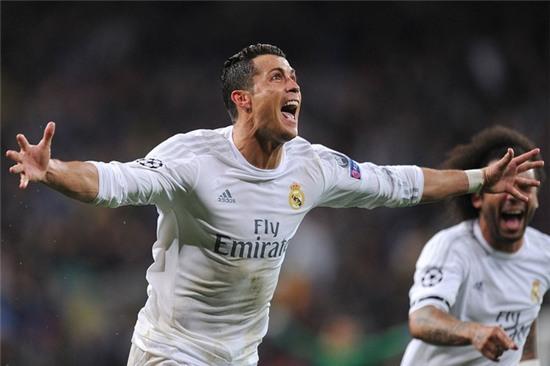 Chụp ảnh với siêu mẫu đồ lót, Ronaldo lộ chuyện gặp Chủ tịch PSG - Ảnh 1.