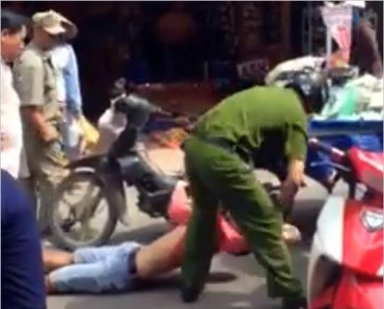  Vụ anh bán hàng rong bị quật ngã trên đường phố Sài Gòn đã đem đến sự tranh cãi kịch liệt của các cư dân trên mạng xã hôi. Ảnh cắt từ clip. 