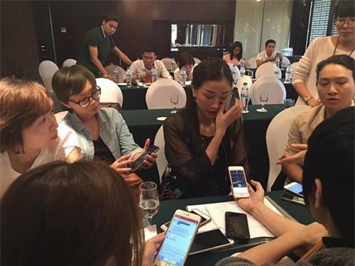 Maya liên tục đưa tay lau nước mắt.