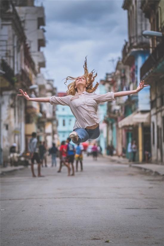 Chùm ảnh đẹp mê hồn về những nghệ sĩ múa ballet trên đường phố Cuba - Ảnh 1.