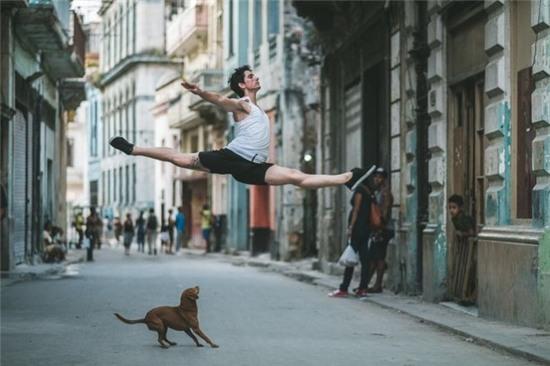 Chùm ảnh đẹp mê hồn về những nghệ sĩ múa ballet trên đường phố Cuba - Ảnh 8.