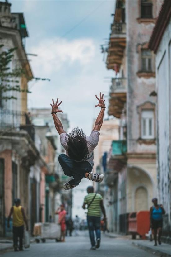 Chùm ảnh đẹp mê hồn về những nghệ sĩ múa ballet trên đường phố Cuba - Ảnh 9.