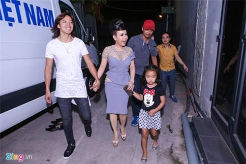 Ông xã Việt Hương đưa con gái đến cổ vũ mẹ làm giám khảo. Ảnh: Zing