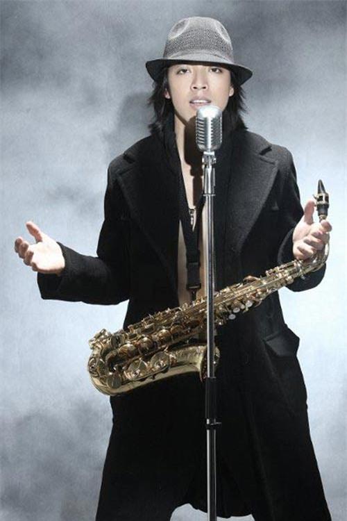 Hoài Phương là nghệ sĩ saxophone tài năng và điển trai.