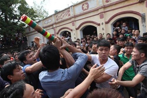 10 hinh anh chen lan, giam dap gay soc trong le hoi o vn hinh anh 6