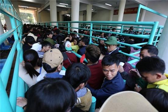 10 hinh anh chen lan, giam dap gay soc trong le hoi o vn hinh anh 3