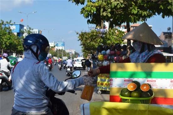 nắng nóng, sài gòn, trốn nắng, giải khát, công nhân, người di cư