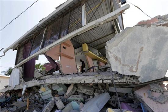 Cảnh tượng như tận thế sau động đất kinh hoàng ở Ecuador