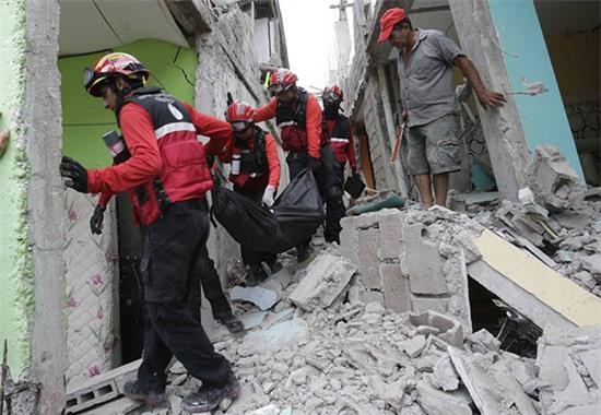 Cảnh tượng như tận thế sau động đất kinh hoàng ở Ecuador