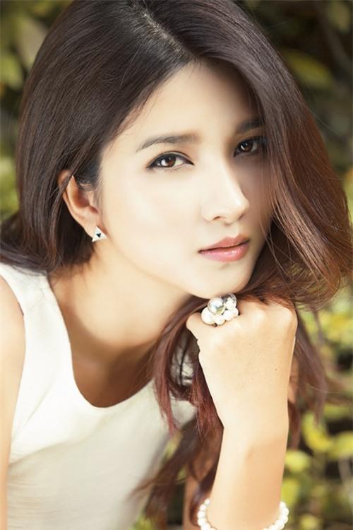 Kim Tuyến bất ngờ khi được xướng tên trong Lễ trao giải Cánh diều vàng.