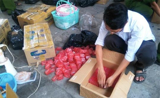 Đột kích lò sản xuất, kinh doanh mỹ phẩm lậu - Ảnh 2.