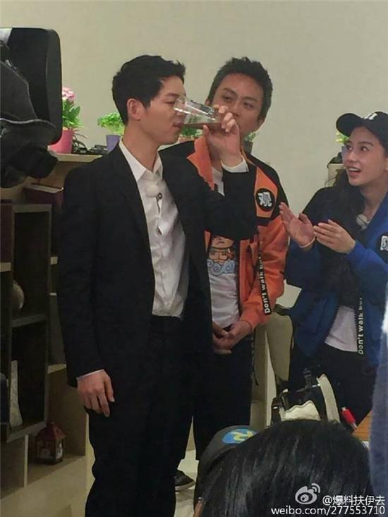 Song Joong Ki bị chỉ trích “hám tiền” khi ưu tiên Running Man bản Trung - Ảnh 1.