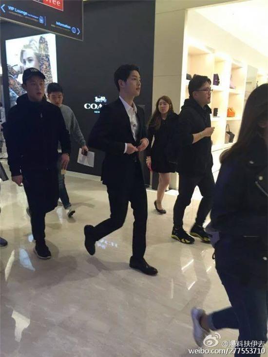 Song Joong Ki bị chỉ trích “hám tiền” khi ưu tiên Running Man bản Trung - Ảnh 2.