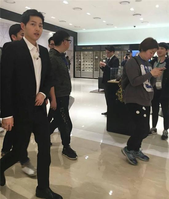 Song Joong Ki bị chỉ trích “hám tiền” khi ưu tiên Running Man bản Trung - Ảnh 4.