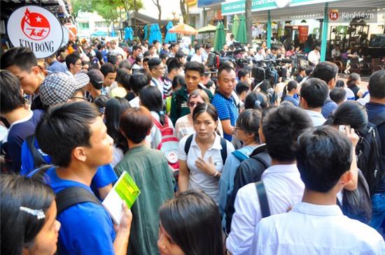 Hàng trăm bạn trẻ chen lấn mua sách giá 0 đồng tại đường sách Sài Gòn - Ảnh 1.