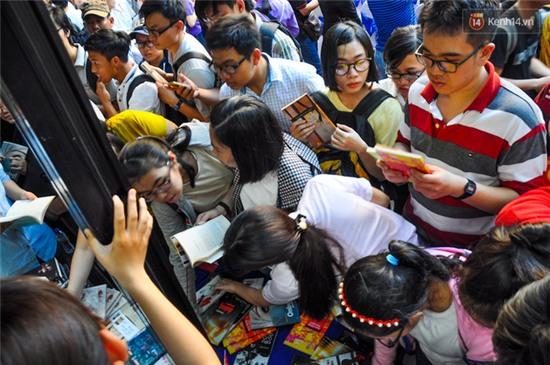 Hàng trăm bạn trẻ chen lấn mua sách giá 0 đồng tại đường sách Sài Gòn - Ảnh 2.