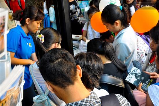 Hàng trăm bạn trẻ chen lấn mua sách giá 0 đồng tại đường sách Sài Gòn - Ảnh 3.