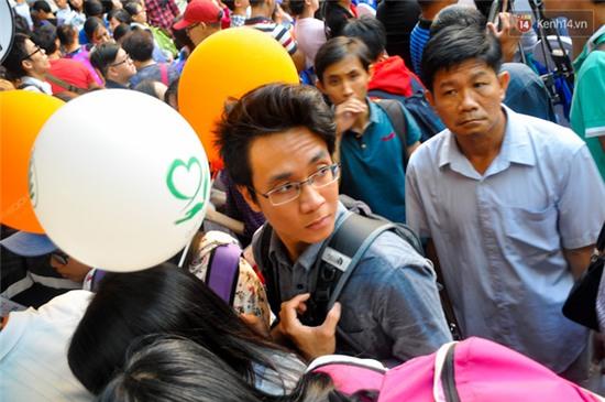 Hàng trăm bạn trẻ chen lấn mua sách giá 0 đồng tại đường sách Sài Gòn - Ảnh 4.