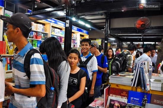 Hàng trăm bạn trẻ chen lấn mua sách giá 0 đồng tại đường sách Sài Gòn - Ảnh 5.