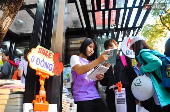 Hàng trăm bạn trẻ chen lấn mua sách giá 0 đồng tại đường sách Sài Gòn - Ảnh 6.