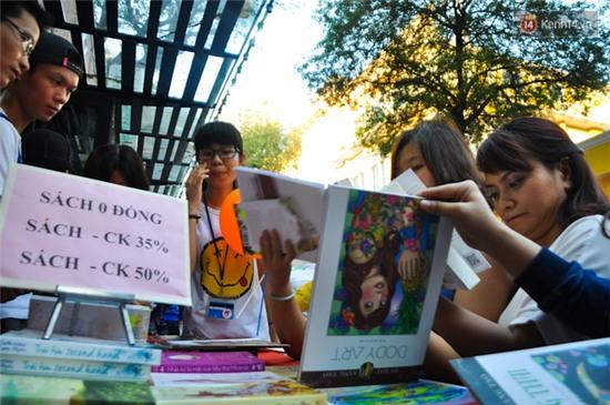 Hàng trăm bạn trẻ chen lấn mua sách giá 0 đồng tại đường sách Sài Gòn - Ảnh 7.