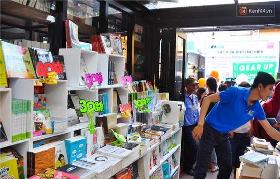 Hàng trăm bạn trẻ chen lấn mua sách giá 0 đồng tại đường sách Sài Gòn - Ảnh 8.