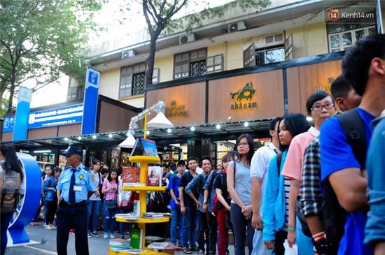 Hàng trăm bạn trẻ chen lấn mua sách giá 0 đồng tại đường sách Sài Gòn - Ảnh 9.