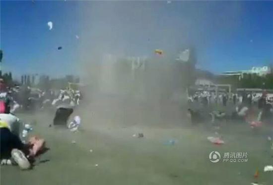 Lốc xoáy bất ngờ xuất hiện, cuốn bay học sinh Tiểu học lên trời - Ảnh 4.