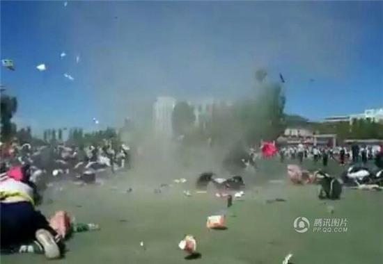 Lốc xoáy bất ngờ xuất hiện, cuốn bay học sinh Tiểu học lên trời - Ảnh 5.