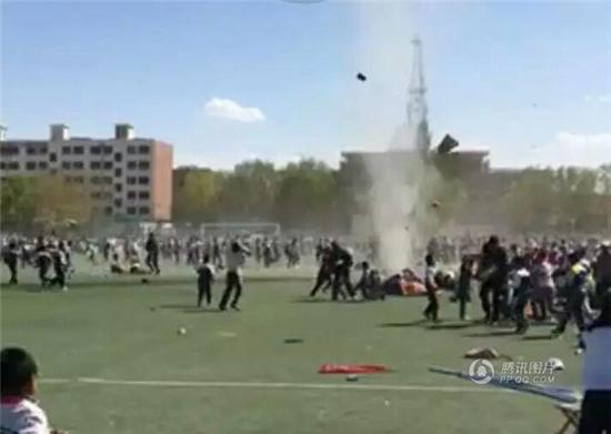 Lốc xoáy bất ngờ xuất hiện, cuốn bay học sinh Tiểu học lên trời - Ảnh 7.