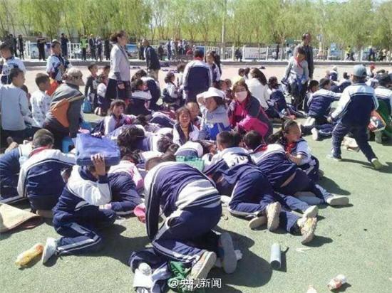 Lốc xoáy bất ngờ xuất hiện, cuốn bay học sinh Tiểu học lên trời - Ảnh 9.