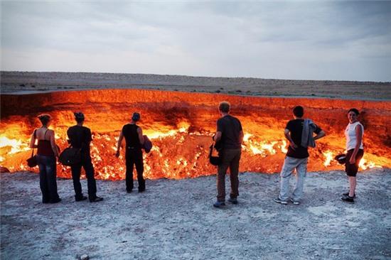 1. Cửa địa ngục, Derweze, Turkmenistan: Miệng núi lửa Darvaza được gọi là cửa địa ngục do nó không ngừng cháy kể từ khi các kỹ sư Xô Viết khoan tìm khí đốt năm 1971. Các kỹ sư địa chất khoan thăm dò tại khu vực và phát hiện hang động phía dưới chứa đầy gas tự nhiên. Một hôm, mặt đất tại dàn khoan bị sụt và tạo ra hố có đường kính 70 m. Do lo ngại hố có thể giải phóng khí độc, đội địa chất quyết định châm lửa đốt với hy vọng ngọn lửa sẽ cháy trong vài tuần, nhưng gas quá nhiều khiến hố vẫn bùng cháy cho đến ngày nay qua hơn 4 thập kỷ.