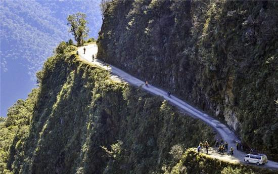 11. “Con đường chết chóc”, Yungas, Bolivia: Cung đường North Yungas là nơi lấy đi 200 – 300 mạng người mỗi năm. Theo BCC, chỉ trong 1 năm đã có khoảng 25 chiếc xe bị nghiêng và rơi xuống vực bên dưới. Tính trung bình thì cứ 2 tuần sẽ có 1 xe bị rơi xuống vực.