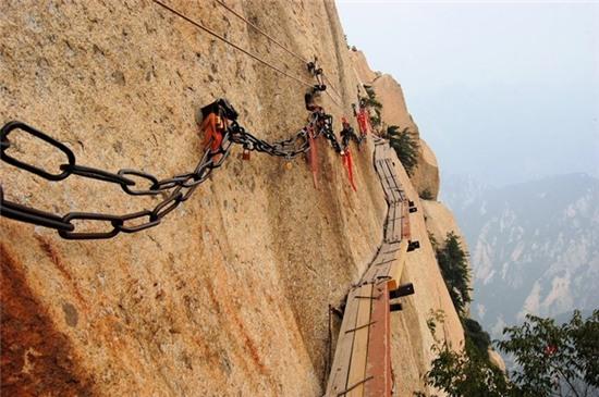12. Núi Hoa Sơn, Huayin, Trung Quốc: Đây là một trong những con đường nguy hiểm nhất thế giới, làm bằng vài miếng ván ọp ẹp ghép lại và gắn vào vách đá. Con đường lên núi nổi tiếng được xây dựng vào thế kỷ 3 – 4 sau công nguyên dưới triều nhà Đường.