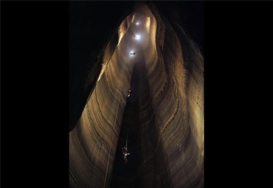 14. Hang Ellison, Georgia, Mỹ: Hang dài gần 20 m, cao 324 m theo chiều thẳng đứng. Du khách phải đu dây và chiếu đèn mới xuống được hang tối hun hút này.